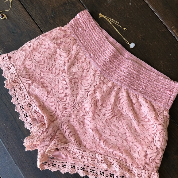 MEDIUM SIZE LACE SHORTS IN PINK - Picture 3 of 4